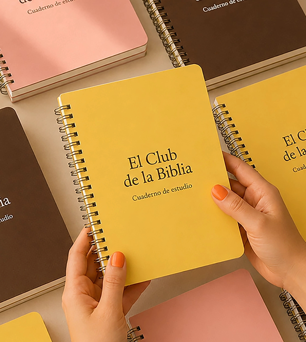 Cuadernos personalizados de El Club de la Biblia en colores amarillo, rosa y marrón